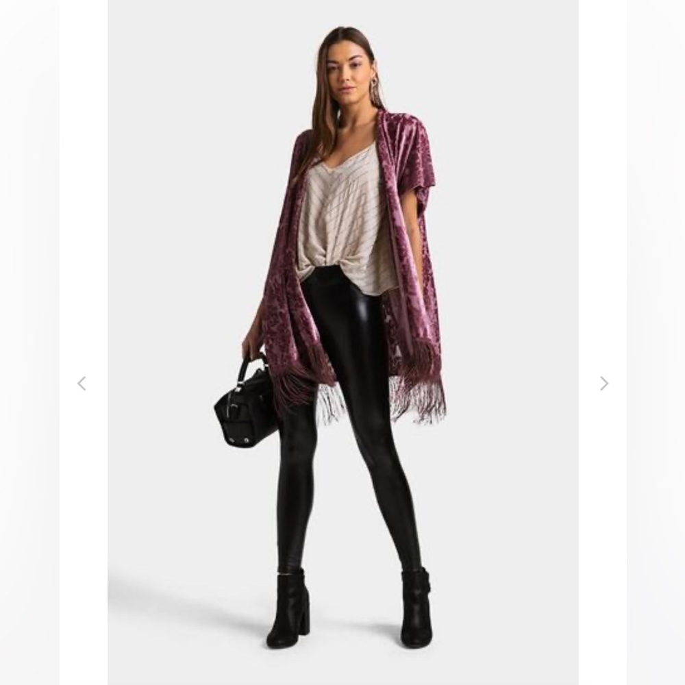 NWT Francesca’s Dylan Burnout Fringe Kimono